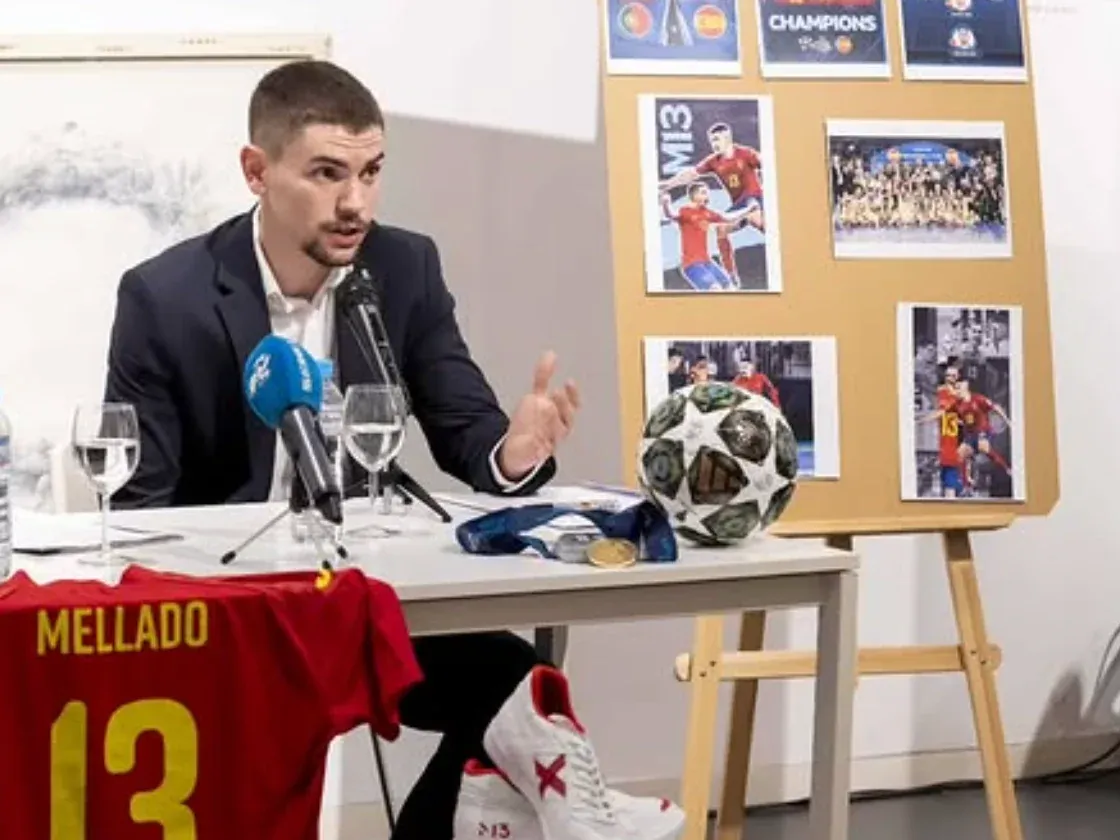 Miguel Ángel Cano Mellado, embajador de YF Strategic Miguel Ángel Cano Mellado en rueda de prensa junto a su camiseta de la Selección Española de Fútbol Sala